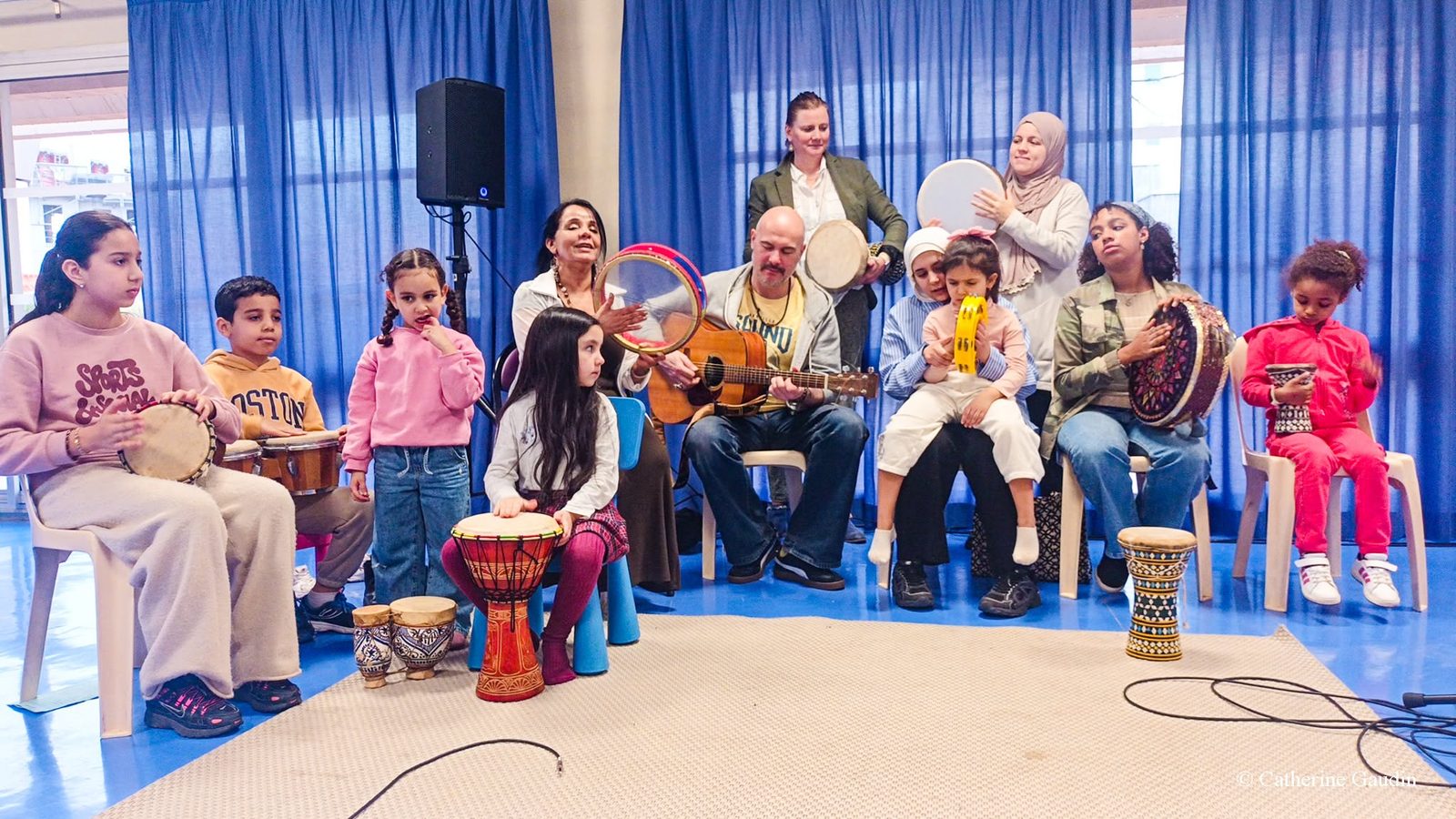 Enfants et adultes jouent ensemble djembé, bendir et darbouka